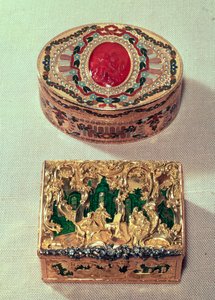 Topp: Guldsnusdosa inlagd med olika stenar med en cornelian cameo i mitten med amorini, möjligen av J. C. Neuber från Dresden. Nederst: Guldsnusdosa med figurgrupper i rokoko av German School