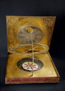 Universell solklocka gjord av koppar, guld, glas och papper tillverkad i Tyskland. Debut av 1600-talet Sun. 24,7x25,7 cm Florens, Istituto e Museo di Storia delle Scienze av German School