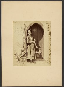 [Flicka står i dörröppning] av Gertrude Elizabeth Rogers