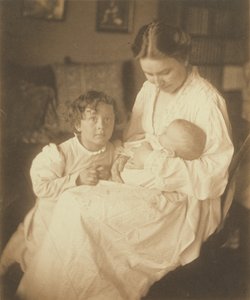 [Mor i morgonrock, sittande, med spädbarn och liten son] av Gertrude Käsebier