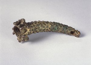 Sidoblåst horn med strålhud och mänskligt käkbensfäste (mässing)
