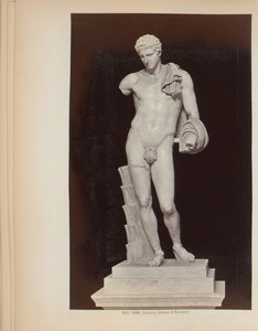 Skulptur av Hermes av Belvedere i Vatikanmuseerna i Rom, Italien Roma (Vaticano) Antinoo di Belvedere (titel på objekt) av Giacomo Brogi (attributed to)