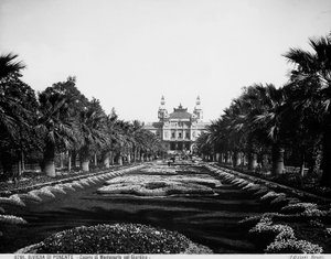 Framifrån av kasinot i Montecarlo sett från trädgårdens sida av Giacomo Brogi