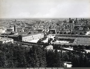 Panoramautsikt över Bologna med fabriker och ett torg. av Giacomo Brogi