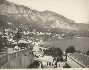 Panoramautsikt över Montecarlo i Monaco. Scenen visar olika förbipasserande; till vänster ser vi en närbild av en balustrad i marmor av Giacomo Brogi
