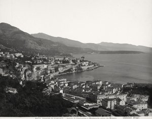 Utsikt över Condamine och Montecarlo, två befolkade städer med utsikt över havet. Bilden är tagen från Monaco av Giacomo Brogi