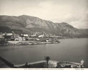 Utsikt över Montecarlo, semesterort med utsikt över Liguriska havet. De maritima alperna reser sig i bakgrunden. Bilden är tagen från Monaco av Giacomo Brogi