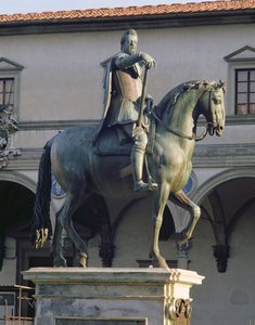 Ryttarstaty av storhertig Ferdinand I c.1123-90 detalj som visar häst och ryttare från sidan bronsdetalj av 97646