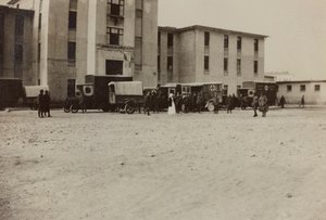 Album "Pictures of War II": Italienska soldater och Röda Korsets ambulanser i Gradisca Sagrado, Gorizia, Italien (s/v foto)