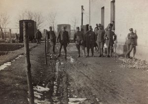 Album "Pictures of War II": Italienska soldater och Röda Korsets ambulanser i Gradisca Sagrado, Gorizia, Italien (s/v foto)
