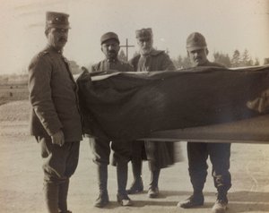 Album "Pictures of War II": Italienska soldater bär kistan till en fallen från det stora kriget (s/v foto)