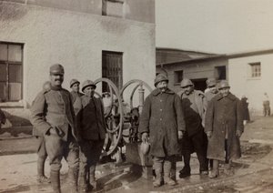 Album "Pictures of War II": Italienska soldater i Gradisca Sagrado, Gorizia, Italien (s/v foto)