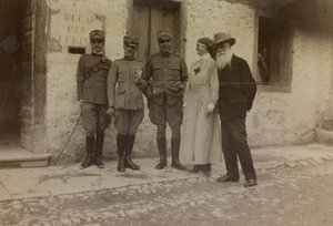 Album "Pictures of War II": Röda Korset och italienska soldater (s/v foto)