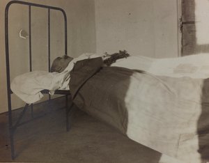 Album "Pictures of War II": en fallen från det stora kriget på sjukhussängen (s/v foto)