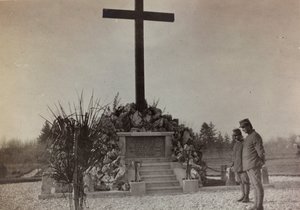 Album "Pictures of War II": krigsminnesmärke i Gradisca (s/v foto)