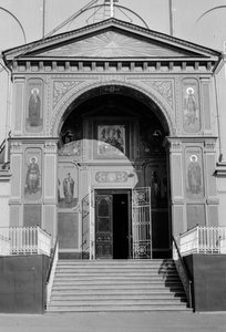 Ingång till en rysk-ortodox kyrka med ikoner som dekorerar ytterväggarna av Gilbert H. Grosvenor