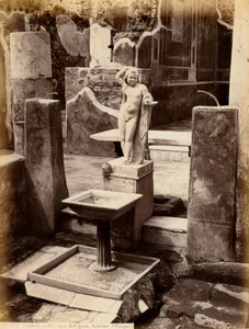 En fontän som består av en skulptur av en ung pojke naken. Fontänen är i House of Balcone pensil, i Pompei