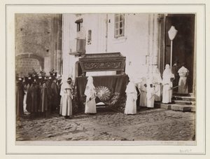 Begravningsprocession av munkar med spetsiga huvor vid ingången till en kyrka i Italien av Giorgio Sommer