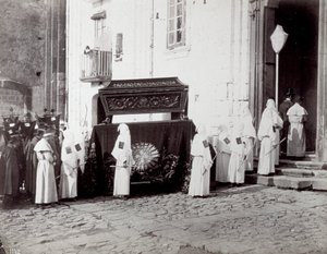 Begravningståget för kongregationen San Francesco i Neapel. I förgrunden, framför en kyrka, följer många "bröderskapsbröder" i vita tunikor och huvor en katafalk dekorerad med ett broderat tyg som kistan är placerad på av Giorgio Sommer