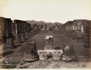 Översikt över basilikan, östra sidan, Pompeji av Giorgio Sommer