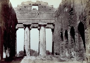 Interiör av Concordiatemplet i Tempeldalen i Agrigento. I förgrunden två doriska kolonner; på sidorna en välvd kantvägg