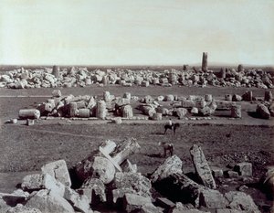 Panorama över resterna av Temple of Minerva och Temple of Apollo i Selinunte. Det finns en man till häst bland ruinerna av den arkeologiska platsen av Giorgio Sommer