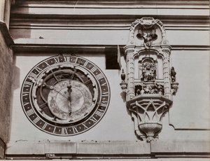 Klocktornets kvadrant i Bern, av Kaspar Brunnen (1527-1530). Vid sidan av den astronomiska klockan ett kiosk som innehåller statyetter som slås på av själva klockan fyra minuter innan klockan slår av Giorgio Sommer