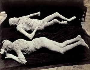 Två avgjutningar av människofigurer från utgrävningarna i Pompeji. Utställningarna placerades på svart tyg för att fotografera dem