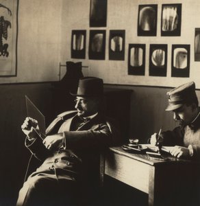 Alfredo Trombetta radiolog med en man i militäruniform, på den radiologiska avdelningen på Militärsjukhuset i Campobasso. av Phillipe de Marlier
