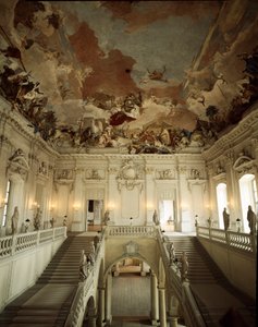 Vy över den stora trappan och taket dekorerad av Giovanni Battista (Giambattista) Tiepolo (1696-1770), som representerar allegorin om de fem kontinenterna. 1753 Palace of Wurzburg (Würzburg) realiserat av arkitekten Johann Balthasar Neumann (1687-1753) Ger av Giovanni Battista Tiepolo