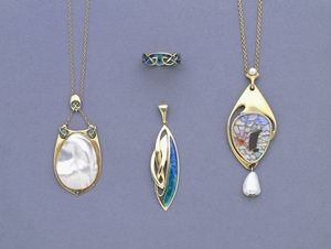 En grupp Liberty & Co gula metall- och emaljhängen och en ring designad av Archibald Knox av Giovanni Bigatti