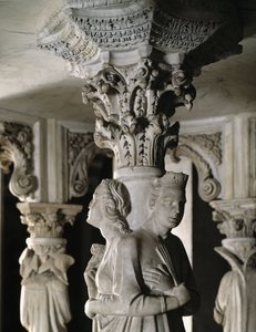 Detalj av de skulpterade grupperna som stöder stolen realiserad av Giovanni Pisano (1248-1314): Theologales Vertus (Detalj av skulpturerna som stöder marmorpredikstolen, de teologiska dygderna) 1302-1311 Cathedrale de Pisa (Duomo di Pisa), Italien av Giovanni Pisano
