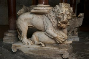 Lejon, på predikstolen i kyrkan Sant