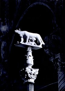 Sienesiska vargen, med tvillingarna Romulus och Remus, fasaden på Piazza del Duomo (marmor) av Giovanni Pisano