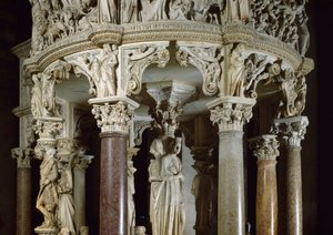 Teologiska dygder och Hercules till vänster Detalj av skulpterade grupper som stöder predikstolen. Marmorskulptur av Giovanni Pisano (1248-1314). 1302-1311 Cathedrale of Pisa (Duomo di Santa Maria Assunta di Pisa), Italien
