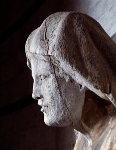 Jungfru med barn. Detalj (Marmorskulptur av Giovanni Pisano
