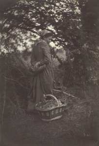 Kvinna som står med korg på marken, 1870.