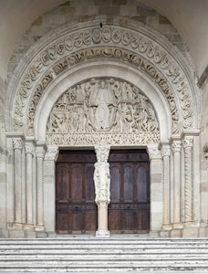 Den sista domen, centralportalen till Saint-Lazare-katedralen, Autun, Frankrike