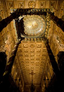 Utsikt över taket med trälådor markerade och dora av Giuliano da Sangallo (1445 cirka 1516) och stort altare tillverkat av arkitekten Ferdinando Fuga (1699-1781). Basilikan Santa Maria Maggiore (Holy Mary Major), Rom.