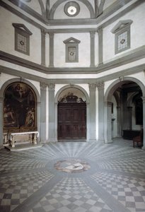 Utsikt över den åttkantiga sakristian byggd på projekt av Giuliano da Sangallo (1445-1516)