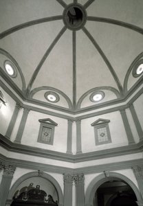Utsikt över den åttkantiga sakristian byggd på projekt av Giuliano da Sangallo (1445-1516)
