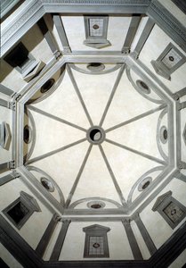 Utsikt över den åttkantiga sakristian byggd på projekt av Giuliano da Sangallo (1445-1516)
