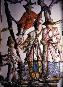 Salon Chino (kinesiskt rum) detalj som visar figurer av ett kinesiskt par och lekande barn, 1769 (porslin) (se även 93237, 93239) av Giuseppe Gricci