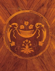 Detalj från sidan av en norditaliensk tulpanved, rosenträ, fruktträ och intarsiakommod, ca 1800