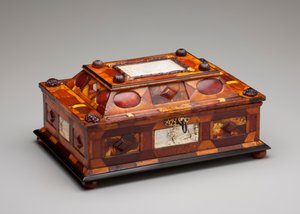 Hövligt bärnstensskrin, ca 1695 (bärnsten, elfenben, trä, glas, mässing och sammet)