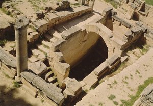 Flygfoto av nymphaeum, restaurerad av romarna i c.20 BC av Greek