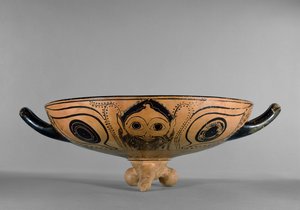 Attisk bägare med svart figur dekorerad med en tondo med Gorgon-huvud omgiven av sex liggande män som deltar i ett symposium, på samma sätt som Andocides-målaren, ca 500 f.Kr. (keramik) (se även 100563 och 419877) av Greek