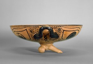 Attisk bägare med svart figur dekorerad med en tondo med Gorgon-huvud omgiven av sex liggande män som deltar i ett symposium, på samma sätt som Andocides-målaren, ca 500 f.Kr. (keramik) (se även 100563 och 419876) av Greek