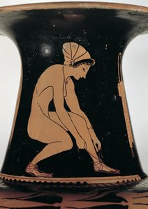 Hukande kvinna som knyter sin sandal, detalj från halsen på en attisk röd-figur amfora, gjord av Pamphaios och målad av Oltos, ca 510-500 f.Kr. (keramik) (se även 92571) av Greek