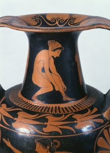 Hukande kvinna som knyter sin sandal, detalj från halsen på en attisk röd-figur amfora, gjord av Pamphaios och målad av Oltos, c.510-500 f.Kr. (keramik)
